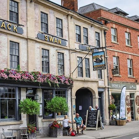 The Black Swan Inn Devizes Extérieur photo